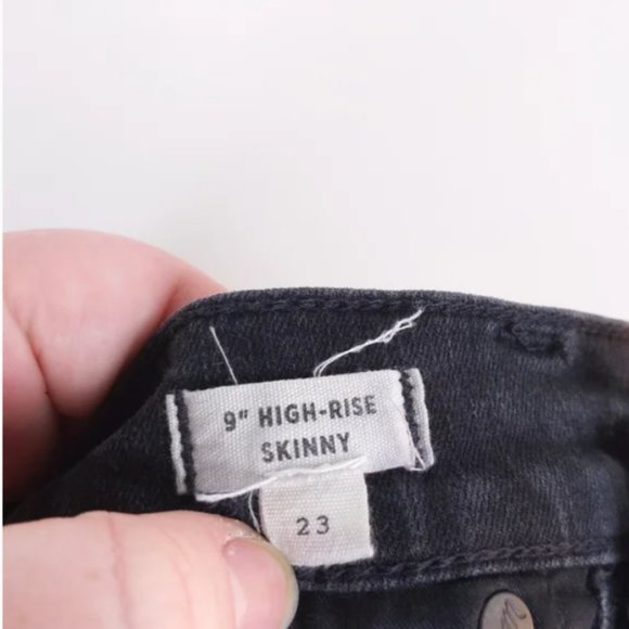 Madewell 9" Mid-Rise Skinny Button Fly Jeans in Black, Size 23, also fit 24 - Picture 4 of 7